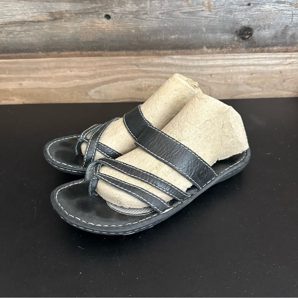 Born Women’s Black Leather‎ Strappy Flat Cushioned Comfort Sandals  9 Flip Flops